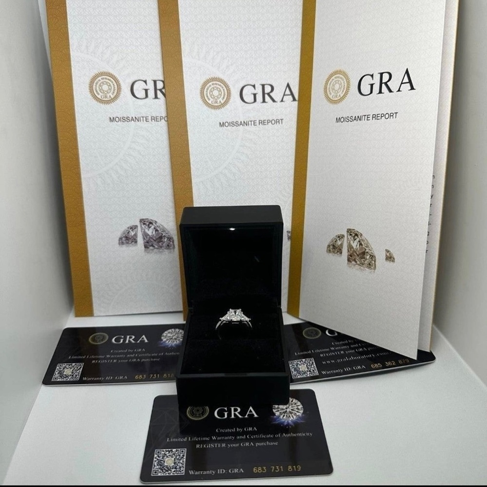 New GRA Moissanite Diamond Ring Radiant Cut 3 Stone Brilliant Engagement 18k - Picture 2 of 4